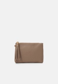 Petite pochette marron zippée avec une surface texturée et un pompon assorti attaché à la fermeture éclair, sur un fond clair uni.