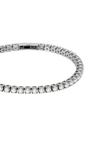 Pulsera de plata con formas cuadradas enlazadas y pequeños acentos redondos. Textura suave, acabado brillante y un sistema de cierre seguro.
