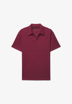 Bordeauxrotes Polohemd mit kurzen Ärmeln und offenem Kragen, flach auf weißem Hintergrund liegend.