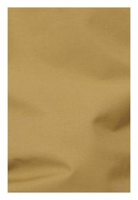 Tekstylia w ciepłym, musztardowym żółtym kolorze o gładkiej, matowej fakturze. Tkanina ukazuje subtelne załamania i fałdy, co wskazuje na jej elastyczność i miękkość.
