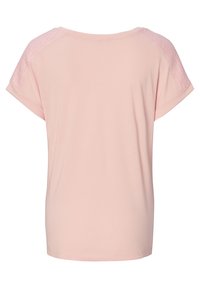 T-shirt rosa a maniche corte con vestibilità rilassata, caratterizzato da dettagli in maglia testurizzata sulle spalle e un tessuto liscio e morbido.