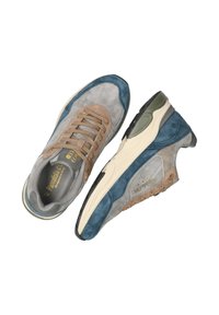 Sneaker in suede caratterizzate da una combinazione di tonalità grigie, blu e marroni, con dettagli testurizzati, lacci in contrasto e suola in gomma.