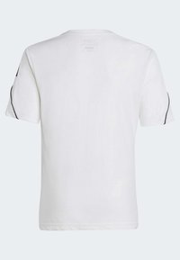 T-shirt blanc à manches courtes avec un motif texturé, accents noirs sur les manches et encolure ras du cou. Pas de logos ou graphiques visibles.