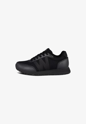 Zapatilla deportiva negra con detalles de malla y cuero, cordones en la parte delantera y un gran logo "W" en el lateral.