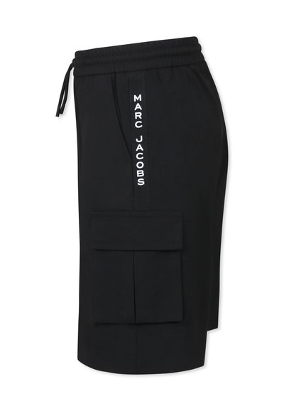 Pantaloni cargo neri realizzati in un materiale morbido. Presentano una cintura elastica, una tasca laterale e un logo "MARC JACOBS" ben visibile lungo il lato.
