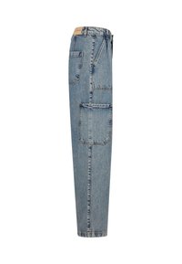 Pantalones cargo de mezclilla azul con un corte relajado, que cuentan con múltiples bolsillos y un diseño de pierna recta. Textura desgastada y detalles de costura visibles.