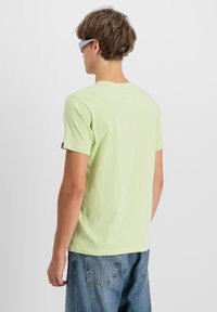 Alpha Industries PLATE - Apdrukāts T-krekls - arctic lime