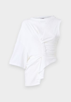 Valkoinen epäsymmetrinen yläosa lyhyillä hihoilla, jossa on kerättyä yksityiskohtaa yhdellä sivulla ja pyöreä kaula-aukko. Valmistettu pehmeästä, kevyestä kankaasta.