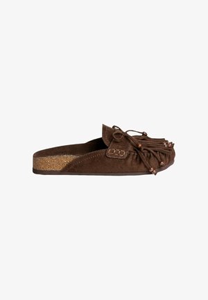 Mule de ante marrón sin cierre con suela de corcho, borlas decorativas y detalles de cuentas en la parte superior delantera.