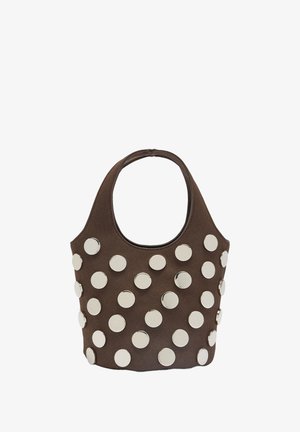 Brązowa torebka z tkaniny z okrągłymi, srebrnymi ćwiekami równomiernie rozmieszczonymi na przodzie, z zaokrąglonym uchwytem i otwartym topem.