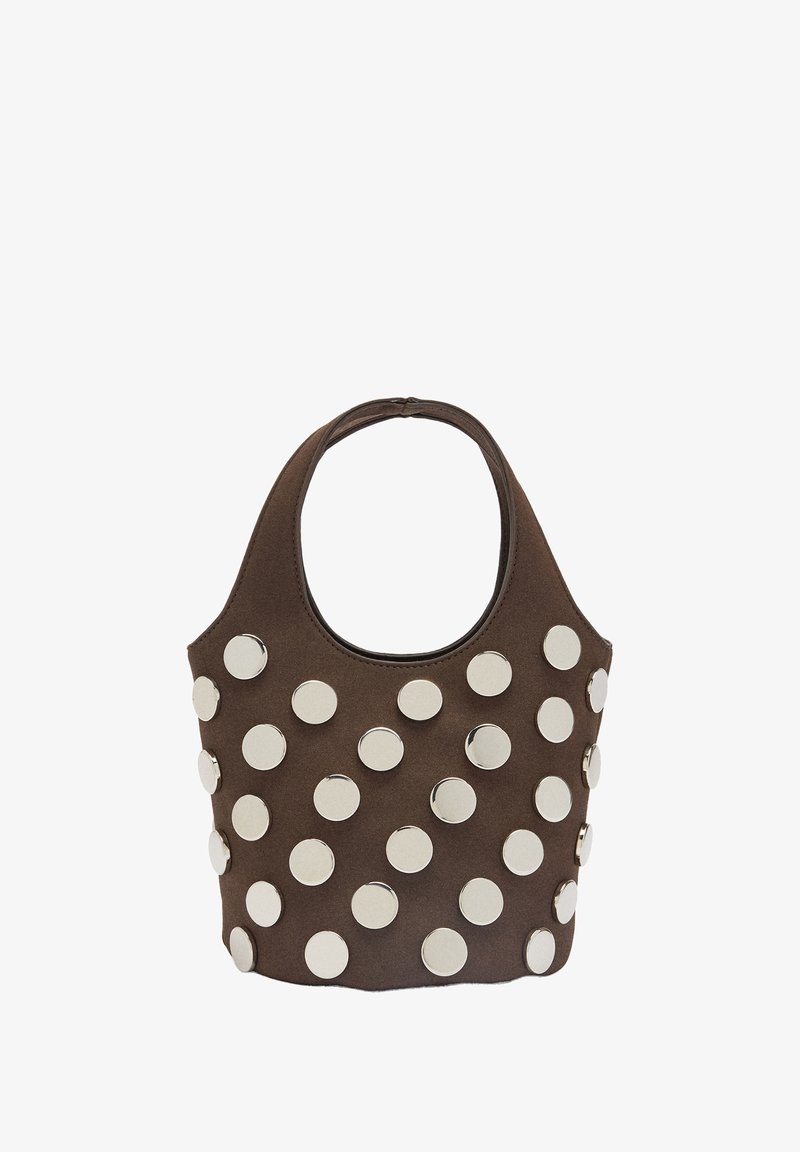 Brązowa torebka z tkaniny z okrągłymi, srebrnymi ćwiekami równomiernie rozmieszczonymi na przodzie, z zaokrąglonym uchwytem i otwartym topem.