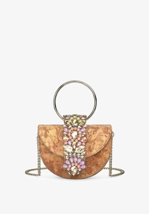 Bolso en forma de media luna en material color tostado con relieve, que presenta una decoración de joyas en tonalidades de rosa y verde, con un asa circular de metal y una correa de cadena.