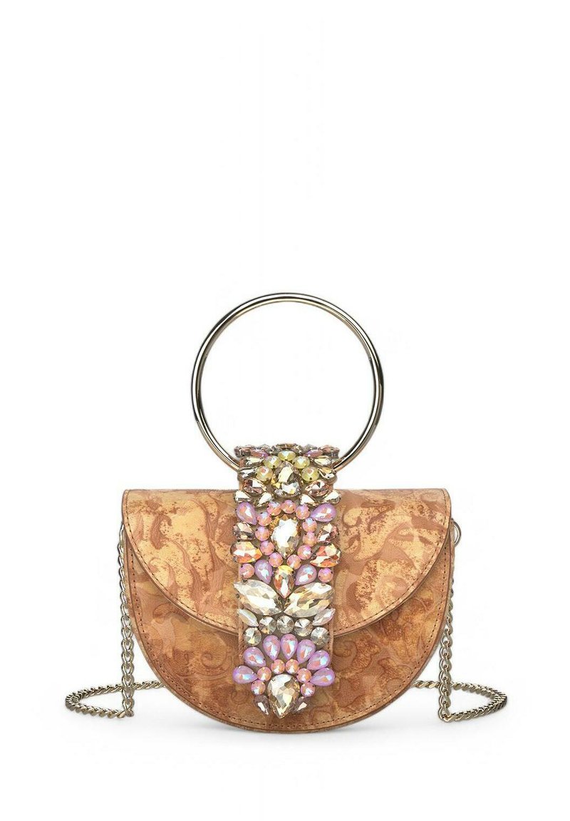 Bolso en forma de media luna en material color tostado con relieve, que presenta una decoración de joyas en tonalidades de rosa y verde, con un asa circular de metal y una correa de cadena.