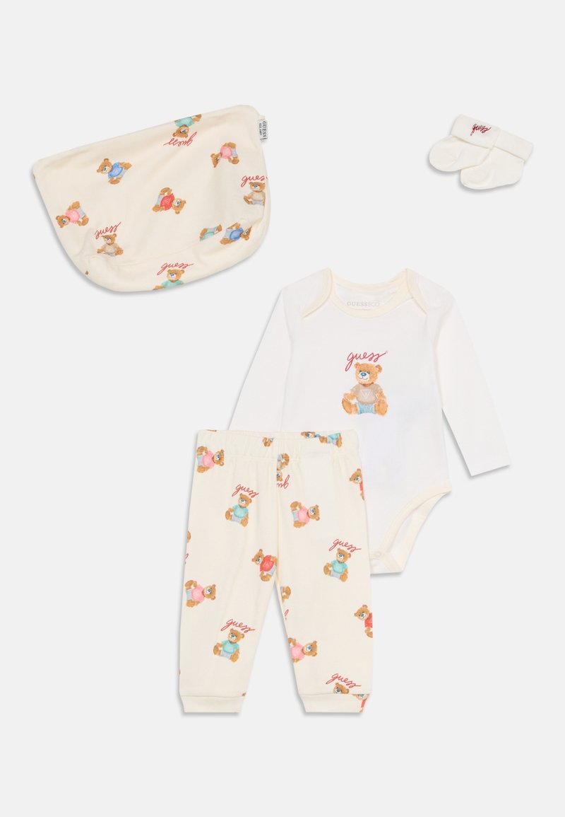 Σετ βρεφικών ρούχων με εκτυπώσεις αρκουδάκι, που περιλαμβάνει φορμάκι με μακριά μανίκια, παντελόνια, γάντια και κουβέρτα, όλα σε κρεμ χρώμα.