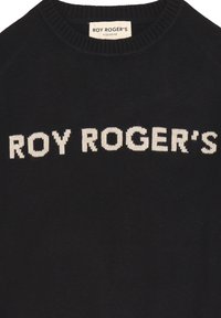 Maglione nero lavorato a maglia con scollo rotondo e la scritta "ROY ROGER'S" in bianco ben visibile nella parte frontale.