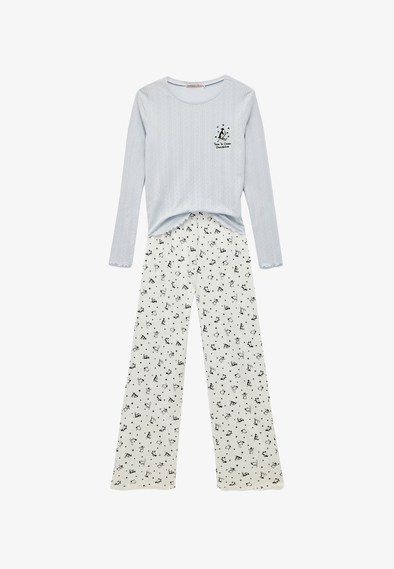 Blusa de manga larga de color azul claro con textura acanalada y un gráfico. Los pantalones de pijama blancos a juego presentan notas musicales negras y figuras de dibujos animados.