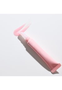 Tube rose de baume à lèvres teinté et doux de GOSH avec une petite touche de baume rose brillant au-dessus sur fond blanc.