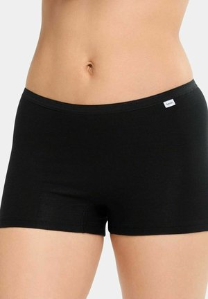 Schwarze Baumwollboxershorts mit elastischem Bund, ausgestattet mit einem kleinen Logo-Tag an der Hüfte, glatter Textur und figurbetontem Design.