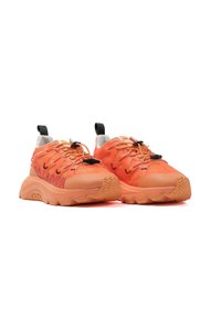 Pomarańczowe buty sportowe z teksturowaną cholewką, kontrastującymi sznurówkami i masywną gumową podeszwą z wzorem zygzaka.