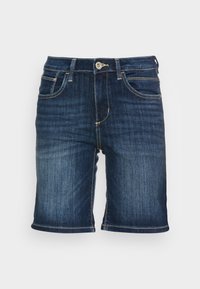 Pantalones cortos de mezclilla en azul oscuro con acabado desteñido, cinco bolsillos y costuras doradas. Cierre con botón en la cintura, corte hasta la rodilla con dobladillos remangados.