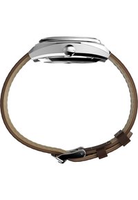 Rustfrit stål ur med en rund kasse, brunt læderrem og poleret hardware. Har et simpelt, klassisk design med en struktureret finish.