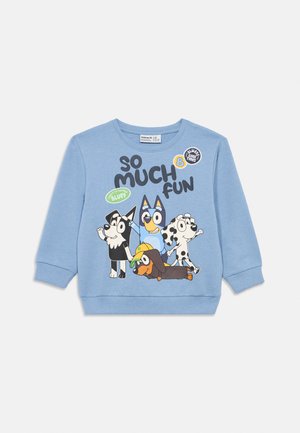 Lichtblauwe kindersweatshirt met cartoonhonden en de tekst "zo leuk" op de voorkant in een speels lettertype.