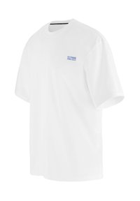 Witte t-shirt met korte mouwen van katoen, met op de linkerborst een lichtblauwe opdruk met de tekst "BUITENZWEMBADFEESTEN".