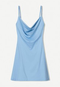 Lång t-shirtklänning med huva i ljusblått, tillverkad av ett mjukt tyg. Den har tunna axelband och en avslappnad passform, som slutar strax ovanför knäna.