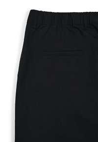 Schwarze Shorts mit elastischem Bund, glatter Textur und einer Gesäßtasche. Einfaches, funktionales Design ohne sichtbare Akzente.