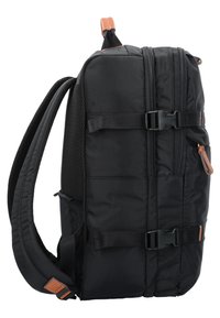 Zaino nero con design imbottito, accenti in rete, spallacci regolabili, fibbia laterale e dettagli in pelle marrone. Presenta scomparti con doppia cerniera.