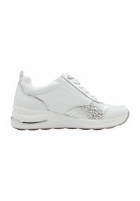 Scarpe da ginnastica bianche con un pannello testurizzato argentato e hardware lucido, caratterizzate da una punta arrotondata e una suola imbottita per il comfort.
