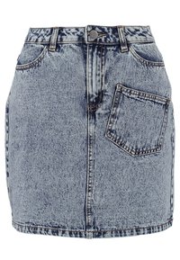 Falda mini de mezclilla con un lavado azul claro, diseño de talle alto, cinco bolsillos, cierre de botón y detalles de dobladillo sin acabar.
