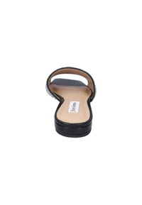 Infradito neri con schienale aperto, cinturini curvi decorati con accenti in argento e una soletta beige con una finitura liscia.