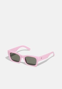 Occhiali da sole rosa con montatura quadrata, finitura opaca, lenti grigio scuro e aste sottili. Presentano un hardware minimal con un accento dorato sul lato.