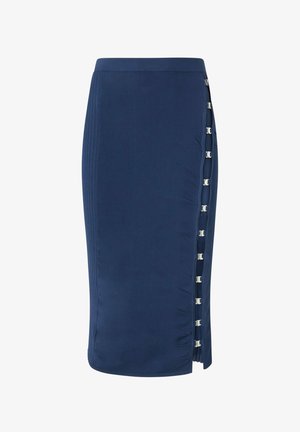 Mornarski olovka suknja izrađena od glatkog materijala, s srebrnim detaljima na bočnim stranama i vertikalnim nabranjima za dodatnu teksturu.