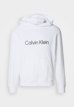 Witte hoodie met een voorzak, met in donkergrijze tekst "Calvin Klein" op de borst gedrukt. Gemaakt van zachte stof.