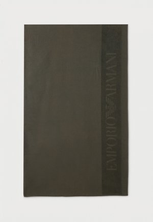 Fular dreptunghiular verde măsliniu închis, cu o dungă verticală subtilă cu logo-ul Emporio Armani embosat pe o parte.