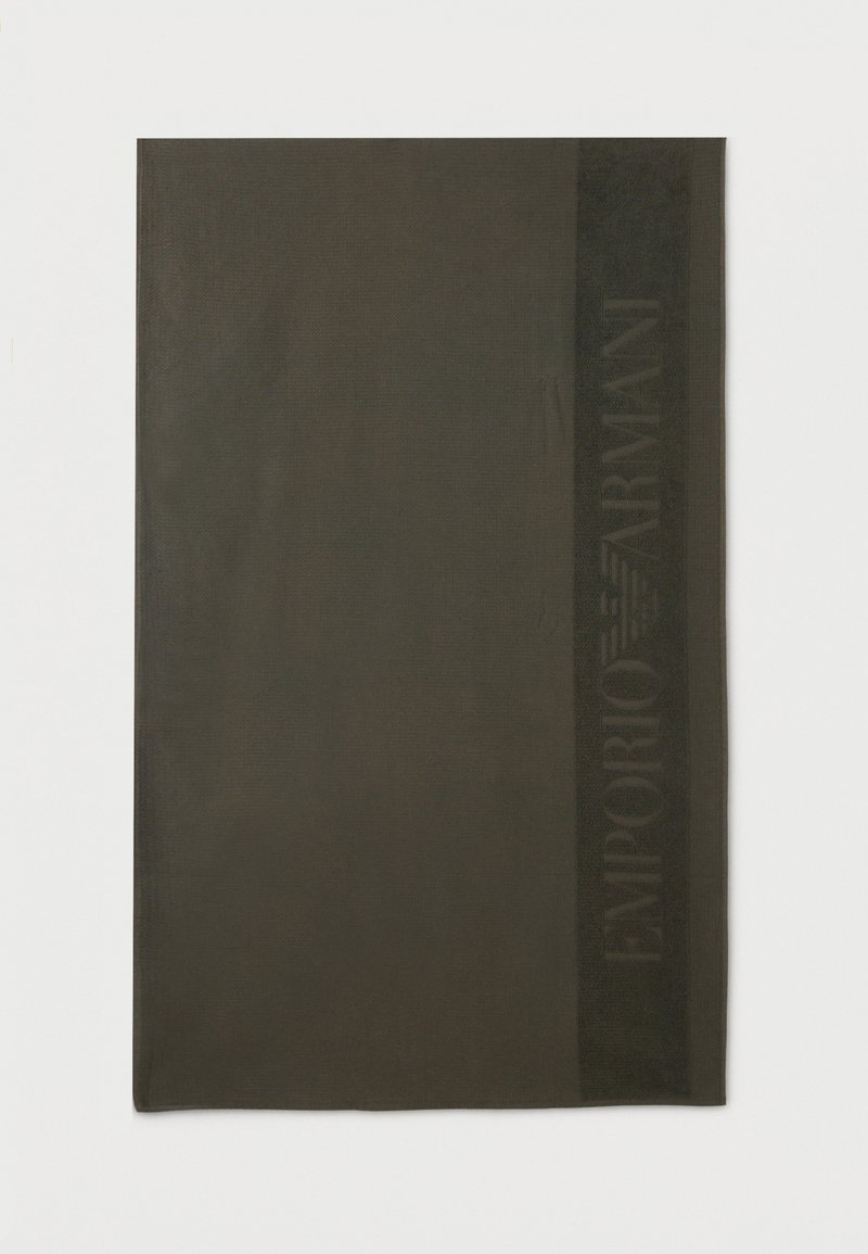 Σκούρο ελιάς πράσινο ορθογώνιο φουλάρι με μια κάθετη, διακριτική, ανάγλυφη ρίγα με το λογότυπο Emporio Armani στη μία πλευρά.