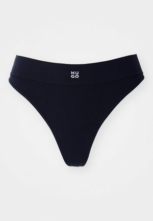 Mustast ribadest thong, millel on sujuv vöökoht ja mille esifoolil on väike valge "HUGO" logo. Lihtne ja keha ümbritsev disain.