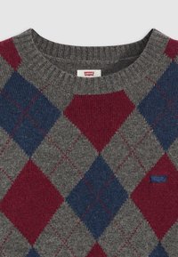 Grauer Strickpullover mit einem Argyle-Muster aus roten und blauen Rauten, geripptem Ausschnitt und kleinem Levi's-Logo unten rechts.