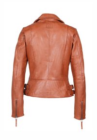 Bruine leren jacket met een getailleerde silhouet, brede revers en zilveren ritsen bij de mouwen. Heeft gespenaccenten op de taille.