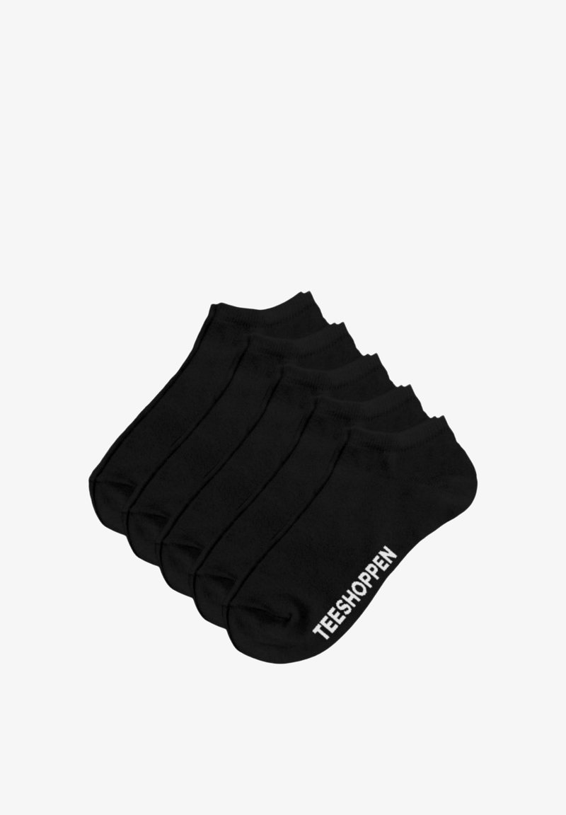 Cinq paires de chaussettes noires courtes empilées, chacune avec le texte blanc "TEESHOPPEN" près des orteils.