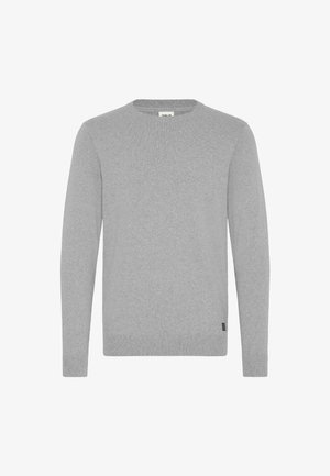Un pull gris clair en textile doux, avec un col rond, des manches longues, et des poignets et un ourlet côtelés. Étiquette de marque discrète en bas.