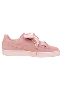 Rosa Wildleder-Sneaker mit einer strukturierten Zehenkappe, flacher Gummisohle und einem Satinband zum Schnüren. Verfügt über eine glatte Ferse und seitliche Markenkennzeichnung.
