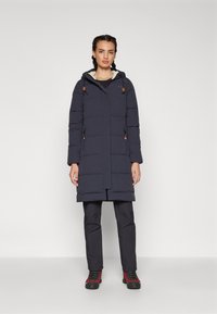 Giacca puffer navy con cappuccio, chiusura lampo e tasche a toppa. La giacca presenta un design trapuntato e elementi di tessuto interno a contrasto.