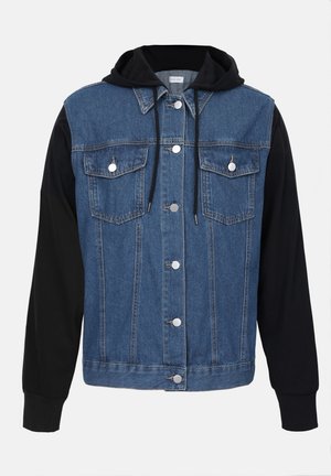 Giacca di jeans con cappuccio nero integrato, caratterizzata da bottoni argentati, due tasche sul petto e un design aderente. Denim blu testurizzato.