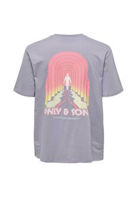 Camiseta de manga corta color lavanda con un diseño gráfico que presenta arcos en rojo y naranja, una figura central y el texto "ONLY & SON" en la parte inferior.