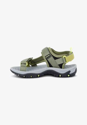 Outdoor sandaal met verstelbare olijfgroene stoffen banden, gevoerde grijze zool en zwart-geel rubber loopvlak voor grip.