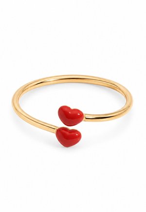 Bracelet ouvert en or avec deux extrémités en forme de cœur rouge sur fond blanc.