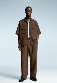 Bershka SHORT SLEEVE TAILORED - Ing - brown